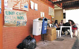 Alunos da UnB utilizam área externa de escola pública de Ceilândia (foto: Rafael Ohana)