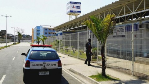 Policiais na UPA de Bonsucesso, fechada depois que um bandido tentou se esconder no prédio: segundo dia de tiroteio entre policiais e traficantes de Manguinhos (Palo Jacob/Ag.O Globo)