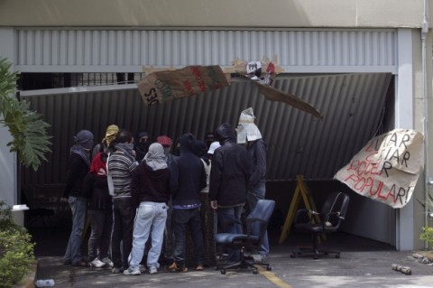 Estudantes da USP decidem se qurem que os encapuzados continuem a dar as cartas no movimento estudantil; acima, Reitoria invadida e depredada (Foto: Werther Santana/Agência Estado)