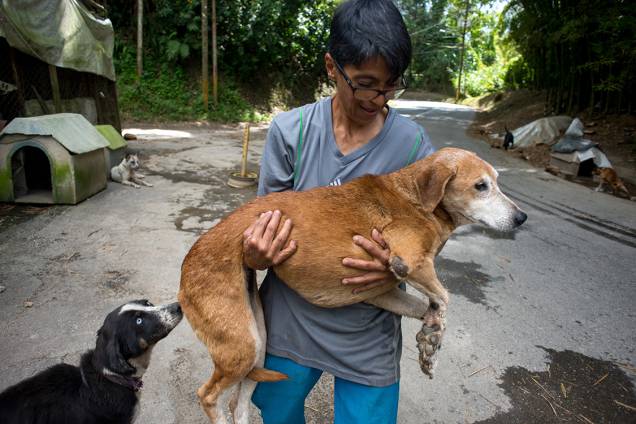Maria Arteaga mostra a desnutrição de um cachorro recém-chegado abrigo em Los Teques, nos arredores de Caracas. A crise econômica levou muitos venezuelanos a abandonarem seus mascotes, que terminam perambulando nas ruas ou em abrigos de voluntários.