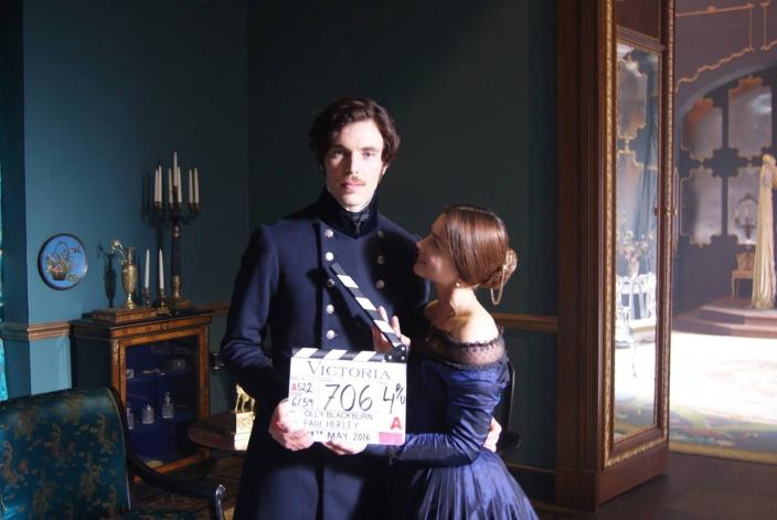 Tom Hughes e Jenna Coleman nos bastidores de 'Victoria' (Foto: Mammoth Screen)