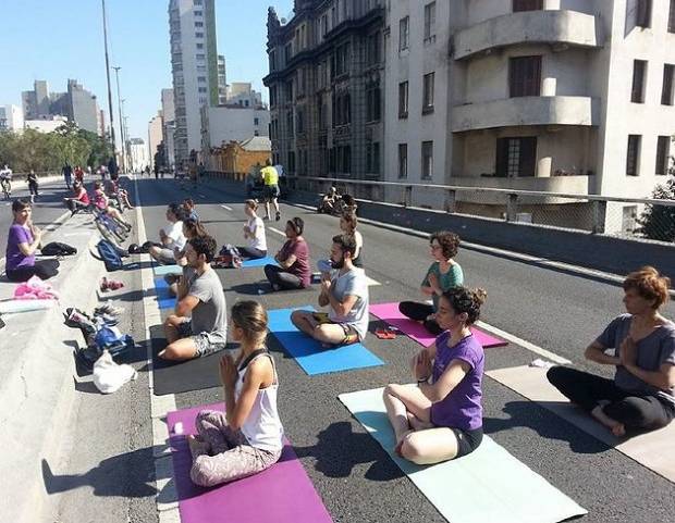 No Minhocão, praticantes de yoga também usam o espaço público (Foto Yogadamarina.wix.com)