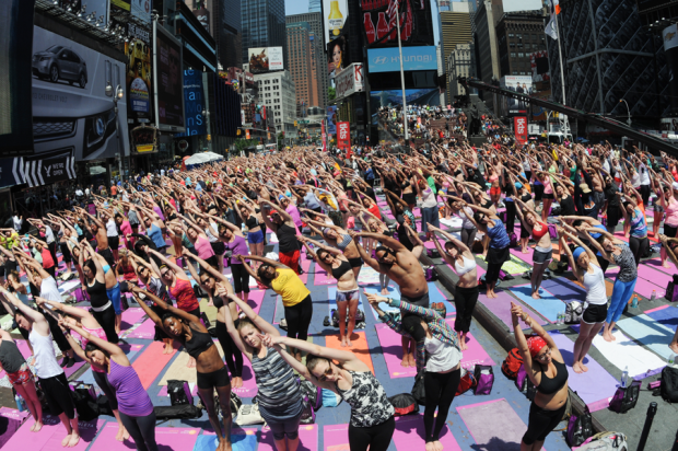 Praticantes de yoga celebram o solstício de verão na Times Square (Foto Derek Goodwin)