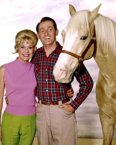 Connie Hines (falecida em 2009) e Alan Young em 1963, na série 'Mister Ed' (Foto: CBS/Arquivo)