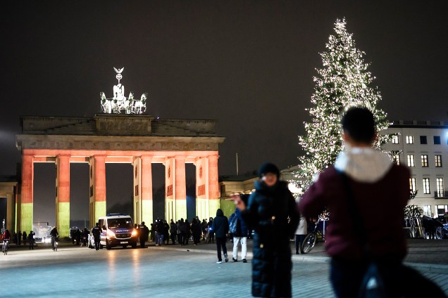 O Portão de Brandemburgo é iluminado com as cores da Alemanha - 20/12/2016