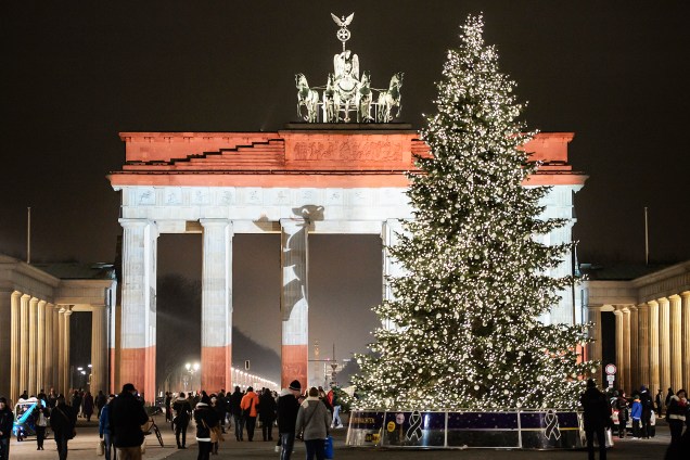 O Portão de Brandemburgo é iluminado com as cores da Alemanha - 20/12/2016