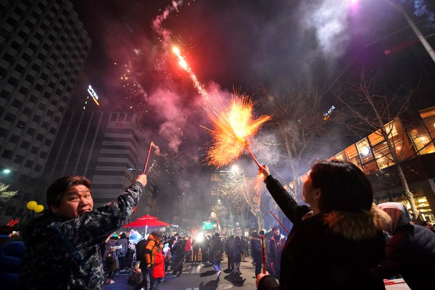 Sul-coreanos comemoram o réveillon soltando fogos em uma avenida no centro de Seul - 31/12/2016