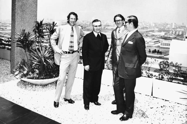Victor Civita, acompanhado pelos filhos Richard e Roberto, recebendo a visita do arcebispo D. Paulo Evaristo Arns na Abril - 1973