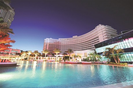 Outro hotel que já apareceu em diversas salas de cinema é o Fontainebleau, em Miami Beach. O resort foi usado como set de filmagem para sucessos como '007 contra Goldfinger', de Guy Hamilton, 'O Guarda-Costas', de Michael Jackson, e 'Scarface’, de Brian de Palma.