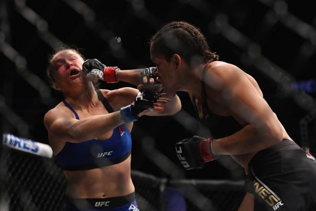 Lutadoras de MMA Amanda Nunes, brasileira, e americana Ronda Rousey se enfrentam em Las Vegas - 30/12/2016