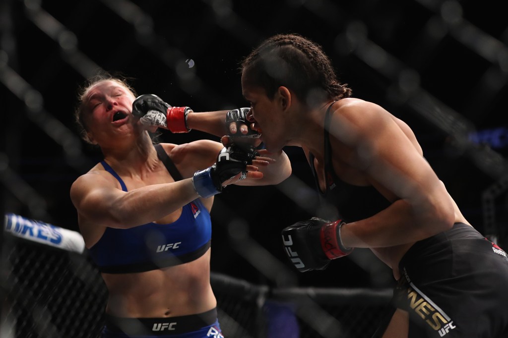 Lutadoras de MMA Amanda Nunes, brasileira, e americana Ronda Rousey se enfrentam em Las Vegas