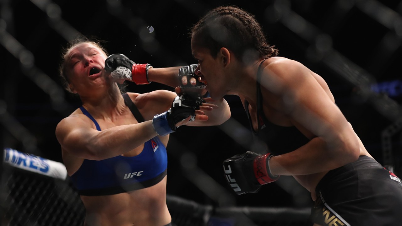 Lutadoras de MMA Amanda Nunes, brasileira, e americana Ronda Rousey se enfrentam em Las Vegas