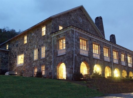Algumas cenas do dançante 'Dirty Dancing - Ritmo Quente', de Emile Ardolino, foram gravadas no resort de Kellerman, em Blacksburg, na Virgínia.