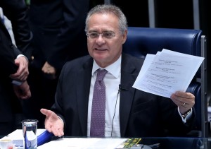 Brasília - O presidente do Senado, Renan Calheiros, durante sessão plenária destinada a votar MPs que trancam a pauta (Wilson Dias/Agência Brasil)