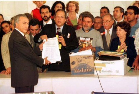 José Dirceu, em nome do PT e de aliados, entrega a Michel Temer, então presidente da Câmara, o pedido de impeachment contra Fernando Henrique Cardoso