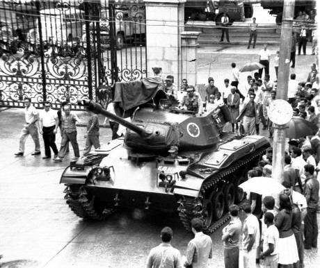 18- Tanque de Guerra passeia no RJ, um dia após Golpe Militar  Agência O Globo 01.04.1968