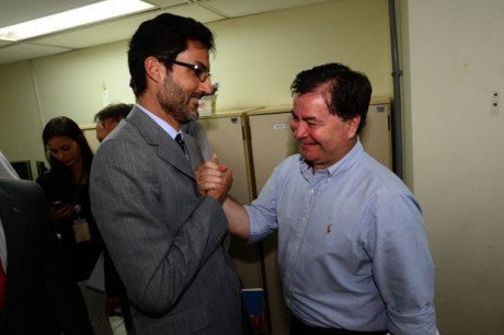 O embaixador Eduardo Saboia (à esquerda), ao lado do senador boliviano Roger Pinto Molina