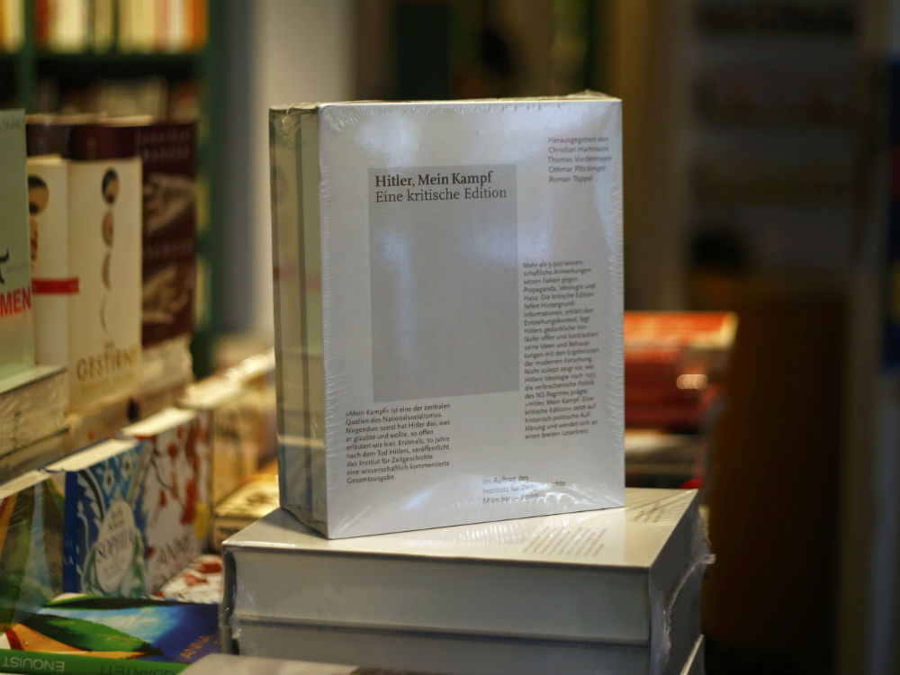 'Mein Kampf', escrito por Hitler, na vitrine de uma livraria em Munique, na Alemanha (Crédito: Reuters/Michael Dalder)