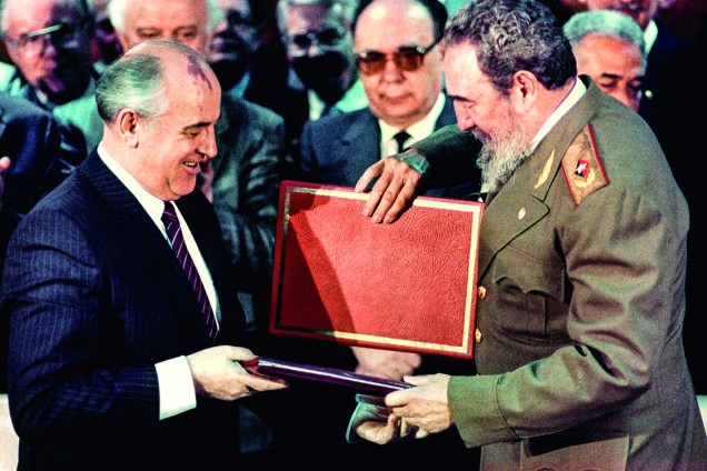 Em Havana com Mikhail Gorbachev, o dirigente soviético que ele acusou de destruir o socialismo (Abril, 1989)