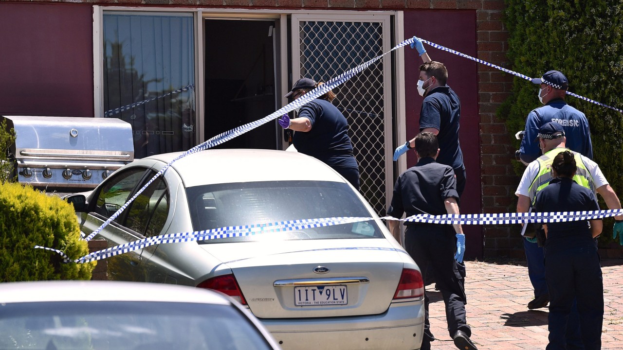 Policiais realizam busca em casa do subúrbio de Melbourne, na Austrália, durante operação antiterrorismo - 23/12/2016