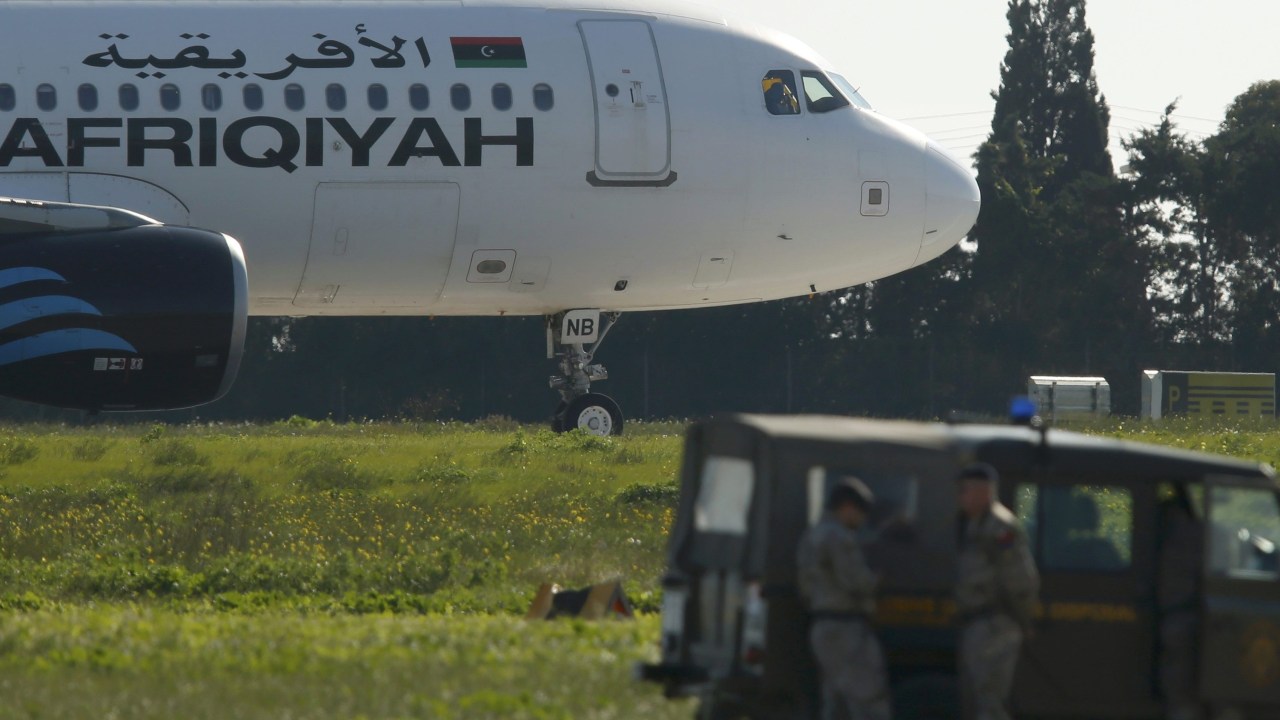 Militares investigam possível sequestro de avião líbio que pousou no Aeroporto de Malta - 23/12/2016