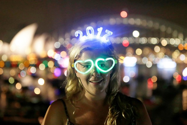 Garota veste óculos brilhante para comemorar a chegada de 2017, em Sydney, na Austrália - 31/12/2016