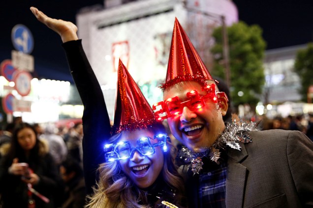 Japoneses celebram chegada do ano novo com óculos e fantasias no centro da cidade de Tóquio - 31/12/2016