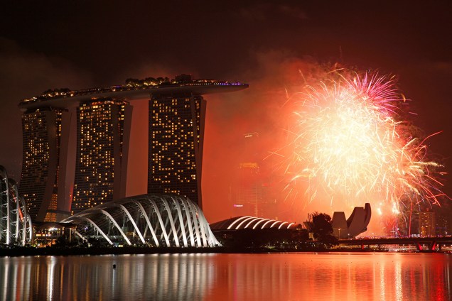 Fogos de artifício explodem na Baía Marina, para celebrar a chegada do ano novo no Singapura - 31/12/2016