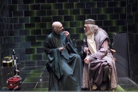 Inimigos na ficção, Voldemort e Dumbledore, interpretados pelos atores Ralph Fiennes e Michael Gamble, conversam nos bastidores de Harry Potter