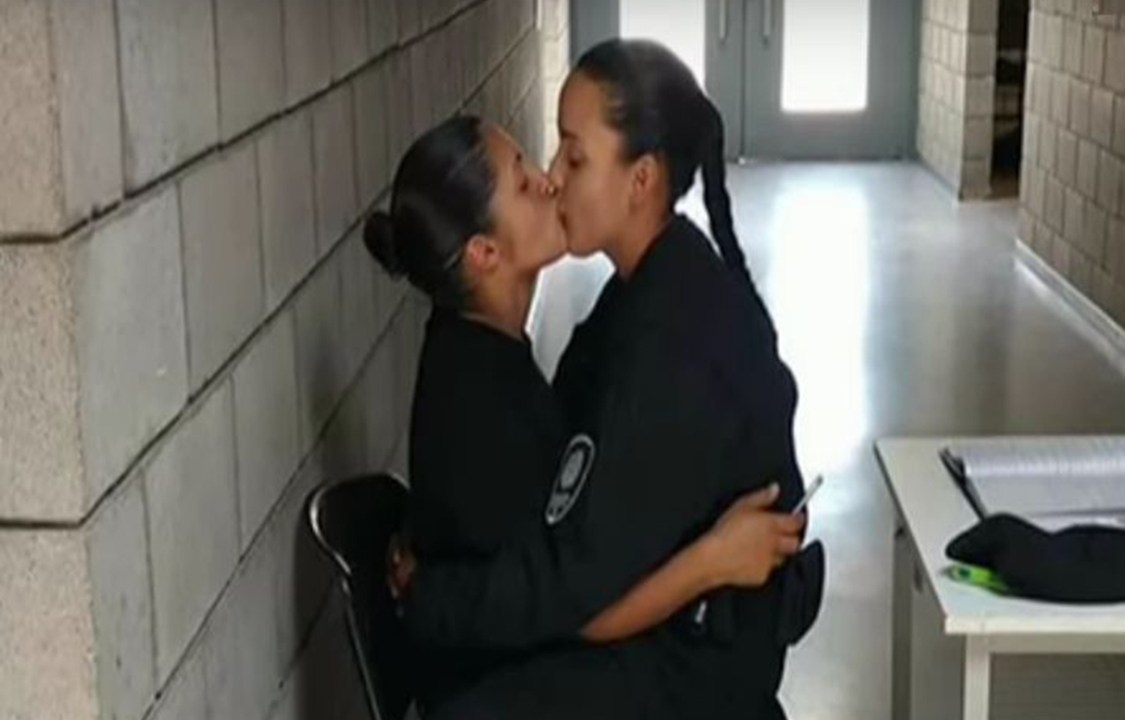 Cadetes são expulsas da polícia após foto de beijo parar nas redes sociais na Argentina
