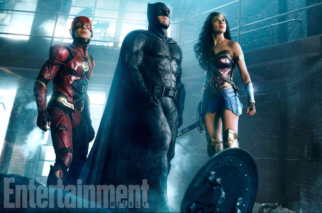Flash (Ezra Miller), Batman (Ben Affleck) e Mulher Maravilha (Gal Gadot) em imagem de ‘Liga da Justiça’