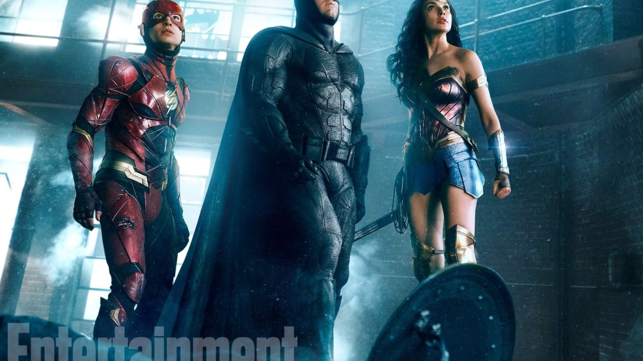 Flash (Ezra Miller), Batman (Ben Affleck) e Mulher Maravilha (Gal Gadot) em imagem de ‘Liga da Justiça’