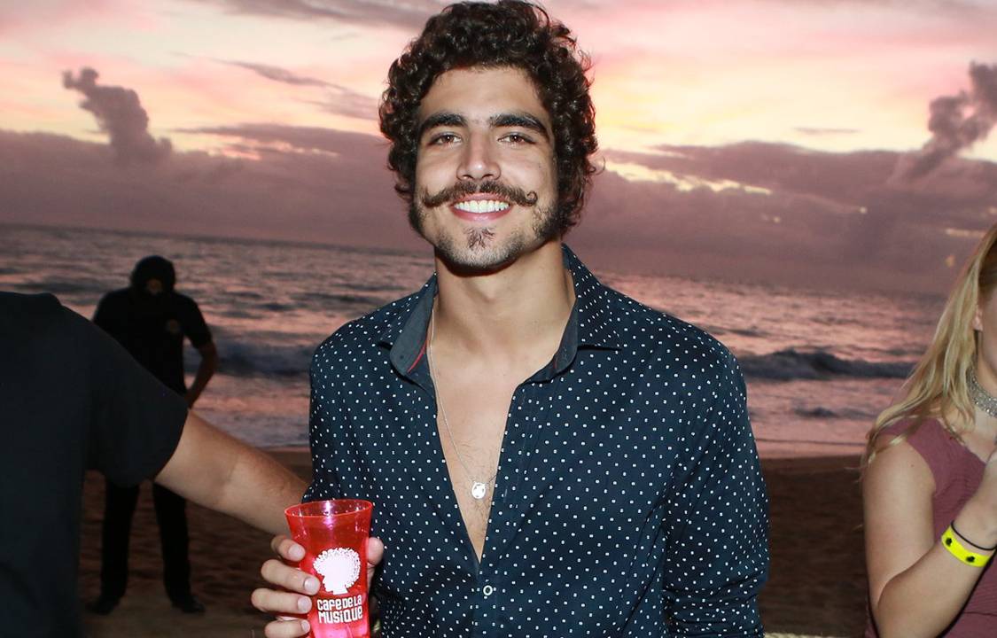 Caio Castro comparece à festa Café de la Musique em Trancoso, na Bahia