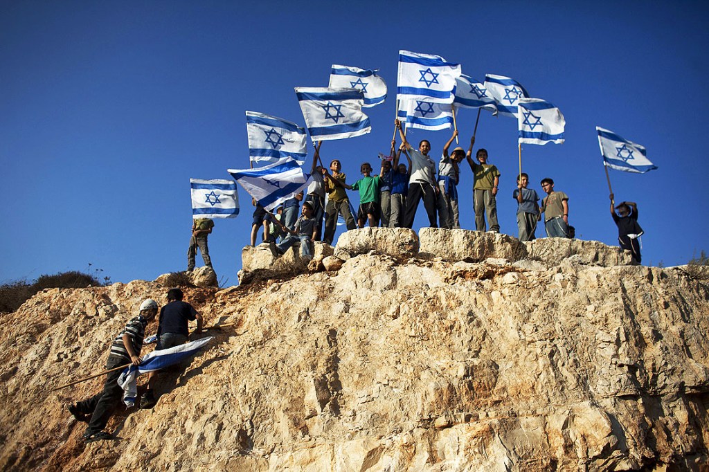 Colonos israelenses no assentamento de Itamar, leste de Nablus, na Cisjordânia