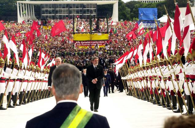 Lula sobe a rampa do Palácio do Planalto, acompanhado de seu vice, José Alencar, antes de receber a faixa presidencial de seu antecessor, Fernando Henrique Cardoso (PSDB) em 2003.