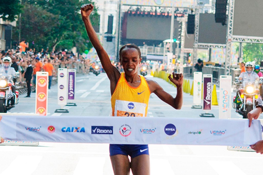 Chegada da atleta Jemima Sumgong, do Quênia, em primeiro lugar na 92ª edição da Corrida Internacional de São Silvestre, na Avenida Paulista, em São Paulo