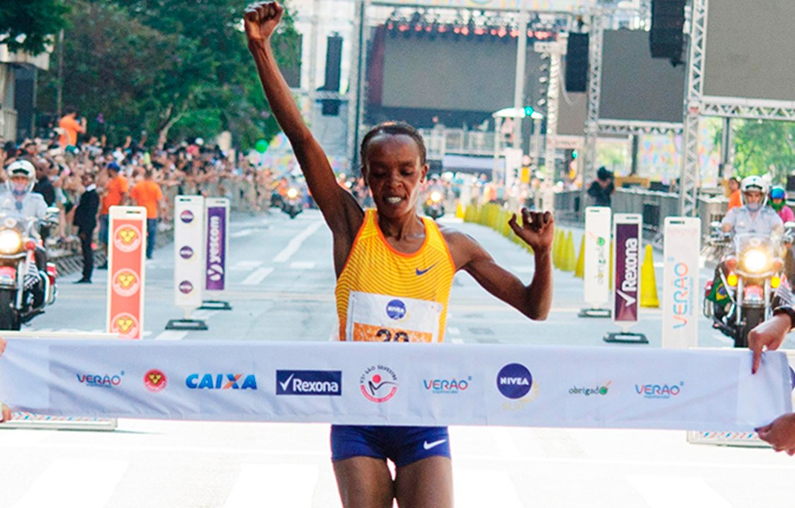 Chegada da atleta Jemima Sumgong, do Quênia, em primeiro lugar na 92ª edição da Corrida Internacional de São Silvestre, na Avenida Paulista, em São Paulo