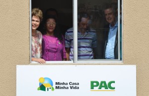 Brasília – A presidente Dilma Rousseff acompanha do governador do Distrito Federal, Rodrigo Rollemberg, entrega 928 apartamentos do Residencial Paranoá Parque no Distrito Federal (José Cruz/Agência Brasil)