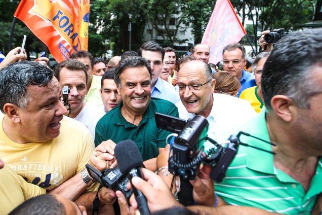 Juntos - Os tucanos Aécio Neves e Geraldo Alckmin na manifestação na av. Paulista, no dia 13 de março de 2016.