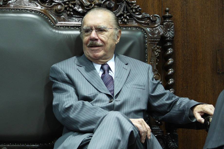 José Sarney assumiu a presidência da República após a morte de Tancredo Neves. Em seu governo, foi criada a Constituição de 1988. É torcedor do Sampaio Correa, do Maranhão e do Flamengo