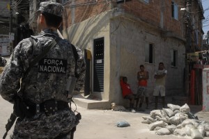 Força Nacional, no Morro Santo Amaro: arsenal corre risco