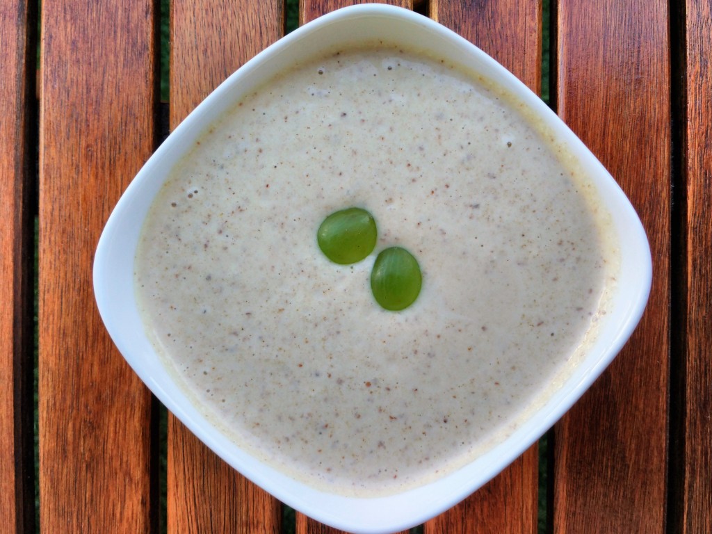 Ajo blanco: sopa fria t&iacute;pica da cozinha espanhola
