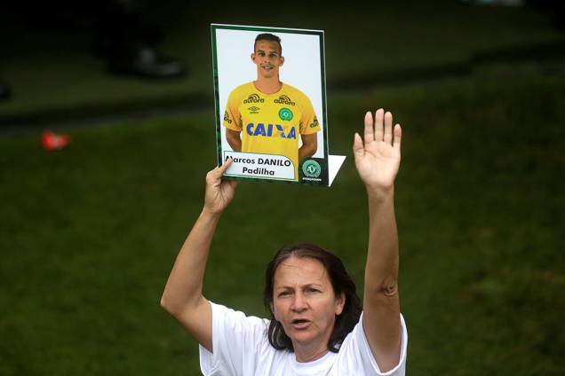 Ilaídes Padilha, mãe do goleiro Danilo, durante despedida das vítimas da tragédia com o avião que levava a delegação da Chapecoense à Medellin, na Arena Condá