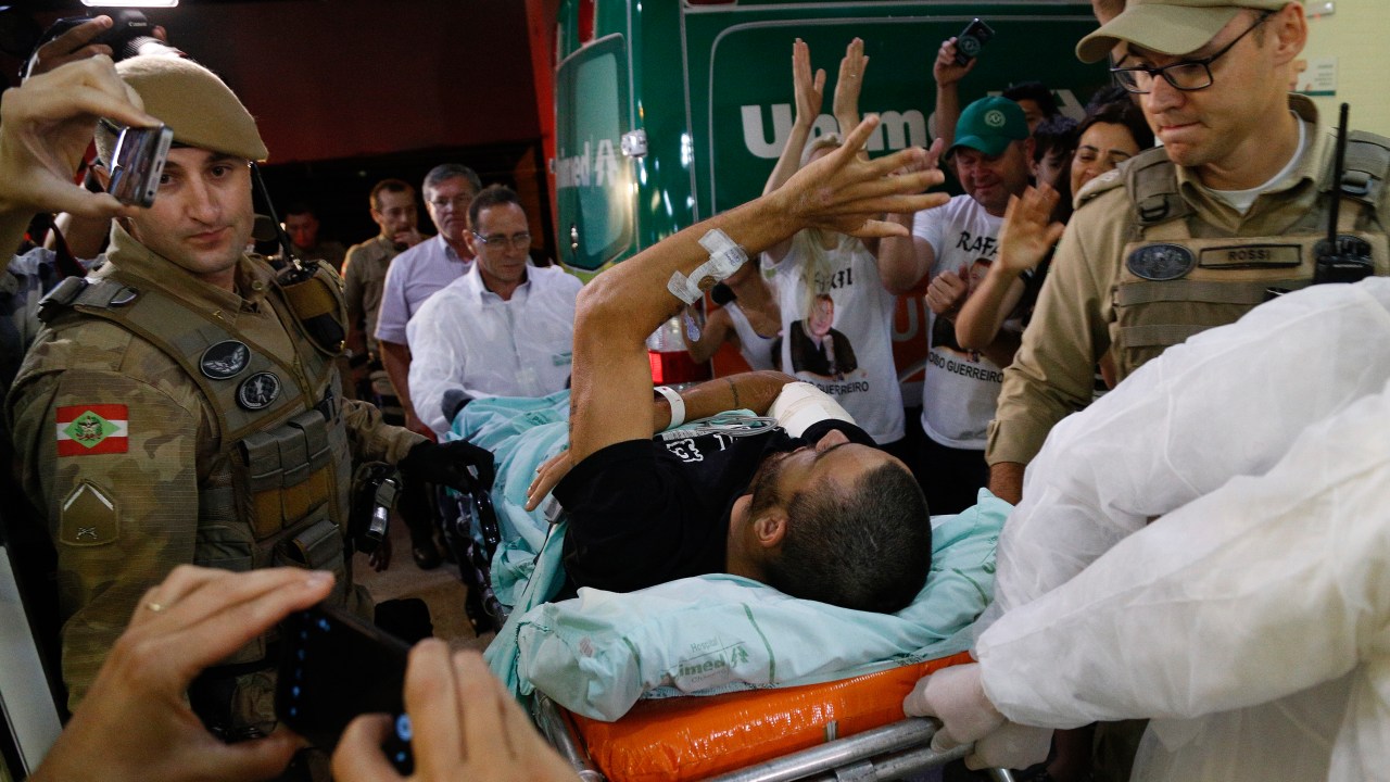 Alan Ruschel chega a hospital de Chapecó