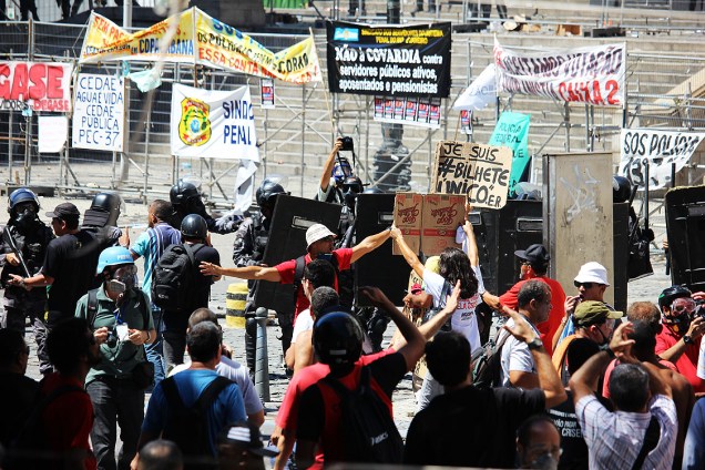 Confronto entre manifestantes e policiais durante protesto de servidores no Palácio Tiradentes, no Centro do Rio de Janeiro (RJ), sede da Assembleia Legislativa do Estado do Rio de Janeiro (Alerj), nesta terça-feira (6), primeiro dia de votação do pacote de austeridade do Governo do Estado