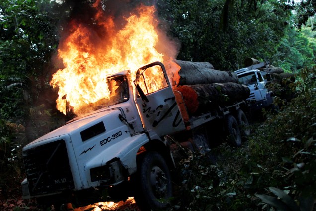 Caminhão carregado com árvores é incendiado por agentes do Ibama, durante operação de combate à extração ilegal de madeira, no Pará