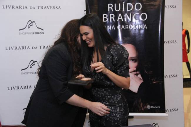 A atriz Letícia Lima no lançamento do livro da cantora Ana Carolina, no Rio de Janeiro