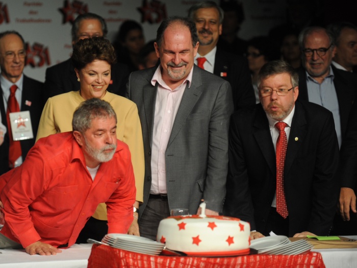 Querem reescrever a História, um artigo de Arthur Virgílio