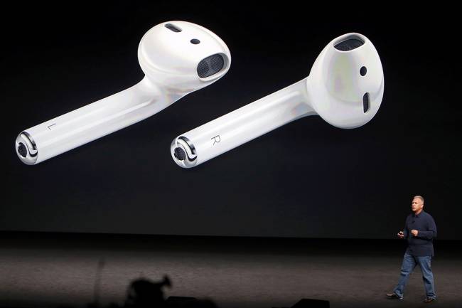 apple-iphone-airpods