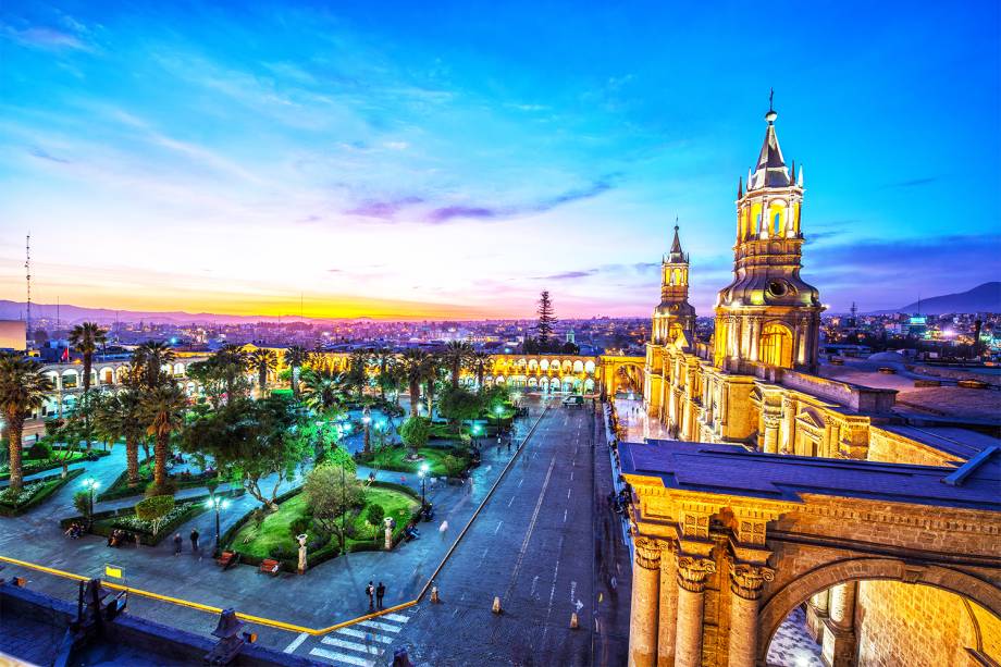 3 - Arequipa, Peru: "<span>Na segunda cidade mais populosa do Peru, conhecida como “a cidade branca”, incríveis construções coloniais da alvíssima pedra “sillar” formam um exótico cenário com os vulcões e picos nevados dos Andes ocidentais, ao fundo. Fundada em 1540, é uma profusão de mansões e museus. A atração principal, o Monastério de Santa Catalina, de 20 mil m², é como se fosse uma cidade dentro de uma cidade, com fontes e ruas de pedra. Arequipa é a base favorita para quem visita o Valle del Colca e seus enormes condores."</span>